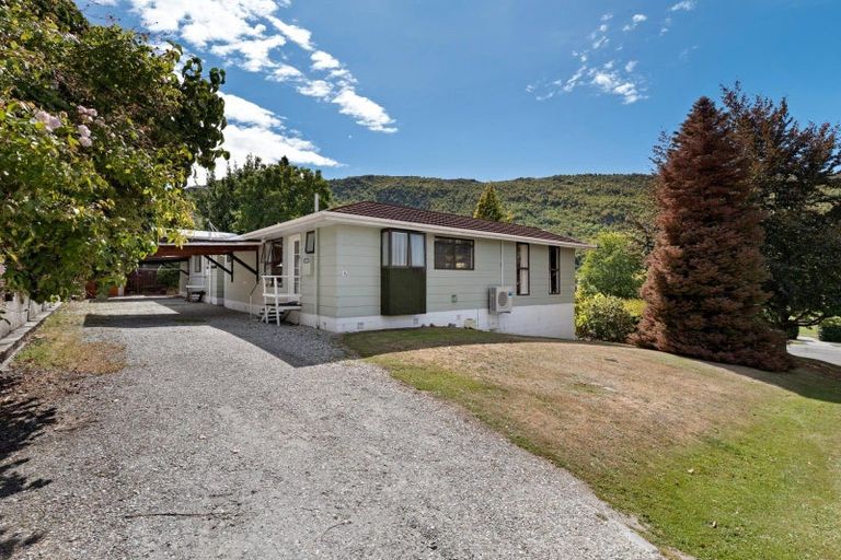 Photo of property in 16 Argyle Place, Arrowtown, 9302