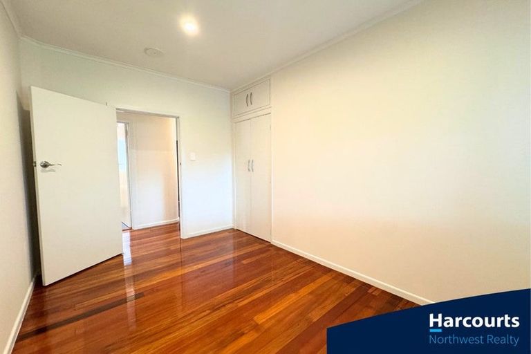Photo of property in 86 Wiseley Road, West Harbour, Auckland, 0618