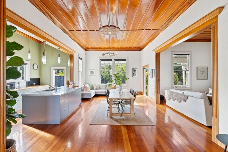 Photo of property in 6 Thompson Road, Bluff Hill, Napier, 4110