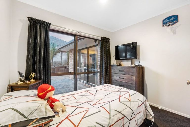 Photo of property in 3 Ebanjane Way, Clendon Park, Auckland, 2103