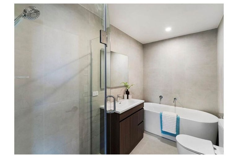 Photo of property in 11 Taipahitini Road, Rosehill, 2113