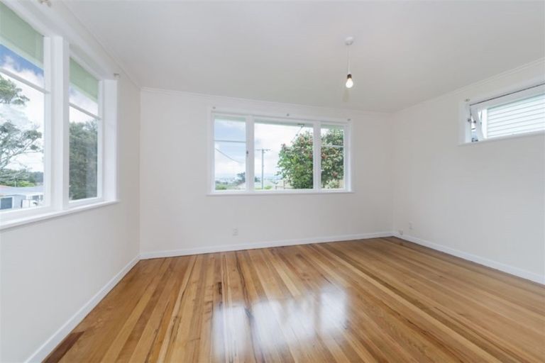 Photo of property in 15 Waione Avenue, Te Atatu Peninsula, Auckland, 0610