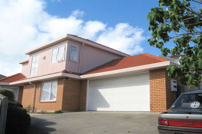 Photo of property in 2/2 Eske Place, Highland Park, Auckland, 2010