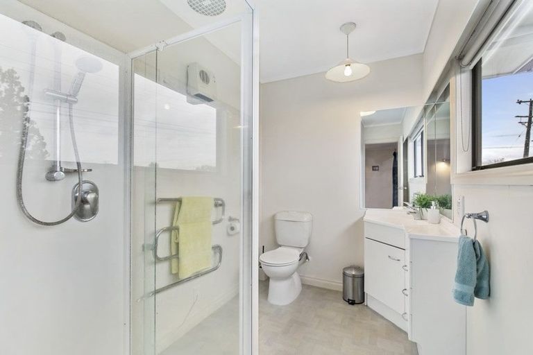 Photo of property in 1a Eastglen Road, Glen Eden, Auckland, 0602