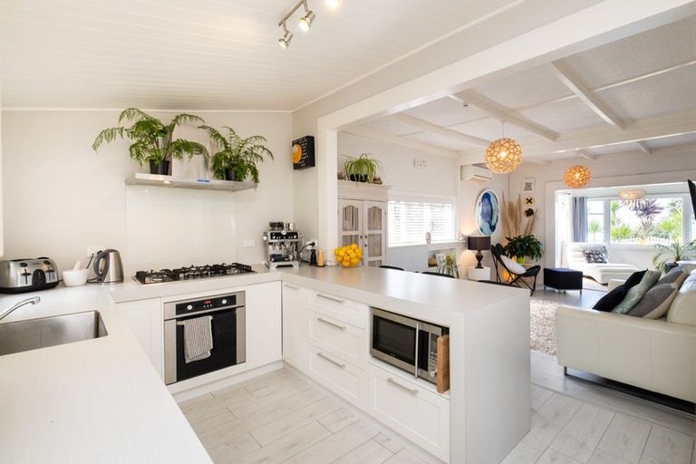 Photo of property in 102 Beach Road, Haumoana, 4102