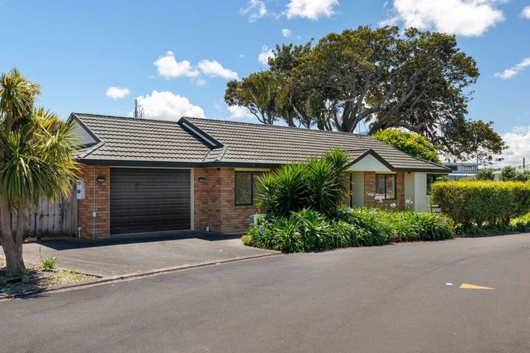 Photo of property in 10 Magnolia Drive, Waiuku, 2123