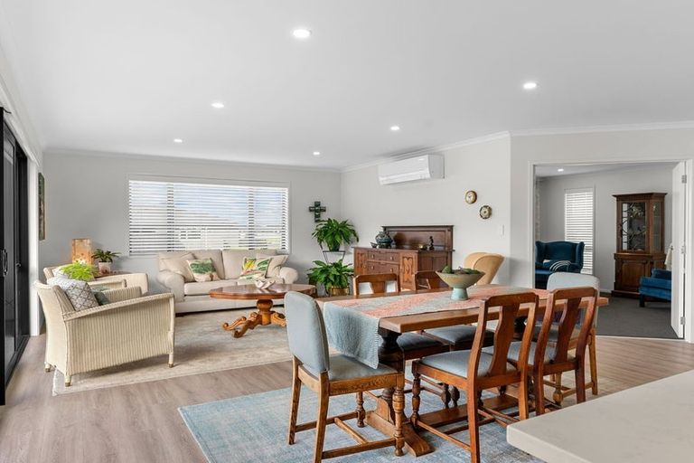 Photo of property in 98 Kaurinui Crescent, One Tree Point, 0118