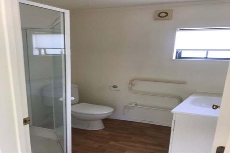 Photo of property in 1/66 Seaview Road, Glenfield, Auckland, 0629