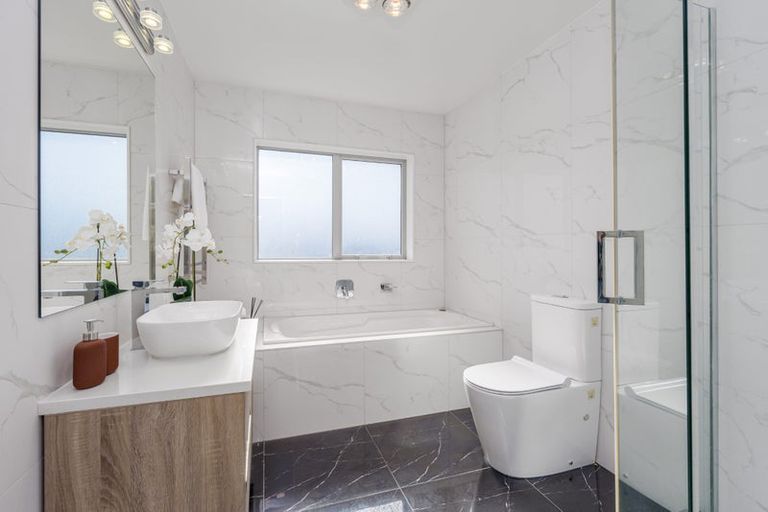 Photo of property in 10 Ian Gordon Lane, Orewa, 0931