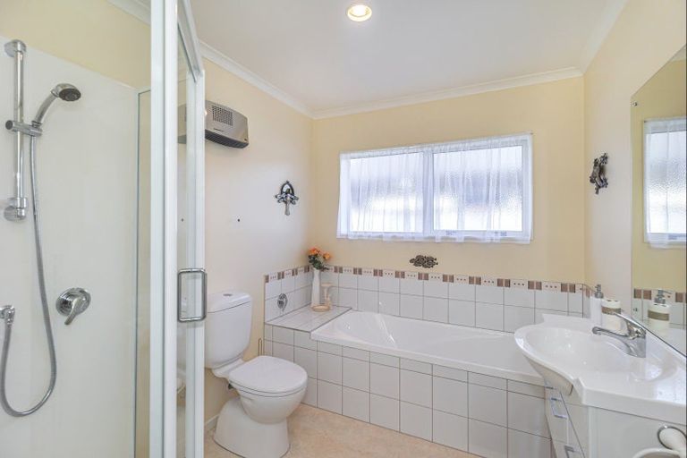 Photo of property in 68 Weraroa Road, Levin, 5510