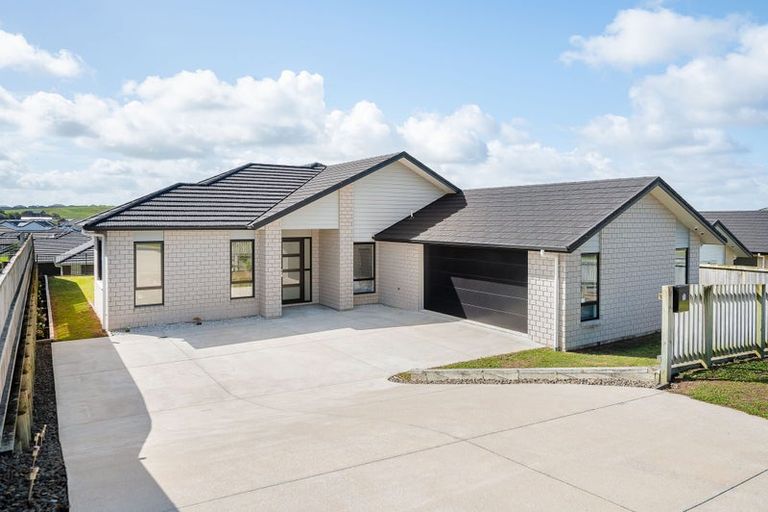 Photo of property in 12 Paiaka Place, Rototuna North, Hamilton, 3210