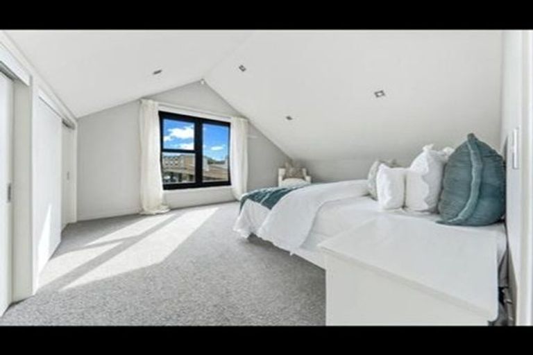 Photo of property in 1/176 Mcleod Road, Te Atatu South, Auckland, 0610