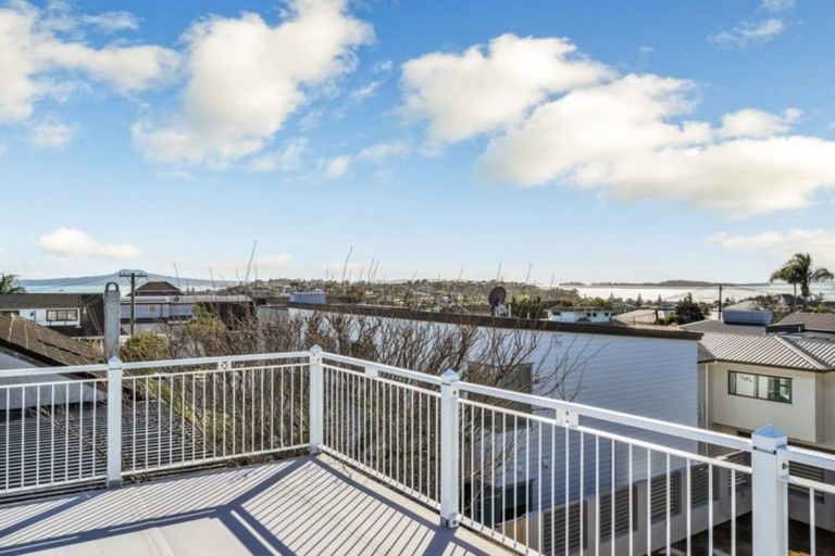 Photo of property in 2/20 Takutai Avenue, Bucklands Beach, Auckland, 2012