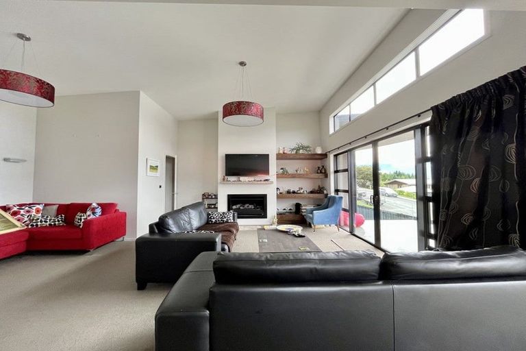 Photo of property in 70 Wynyard Crescent, Fernhill, Queenstown, 9300