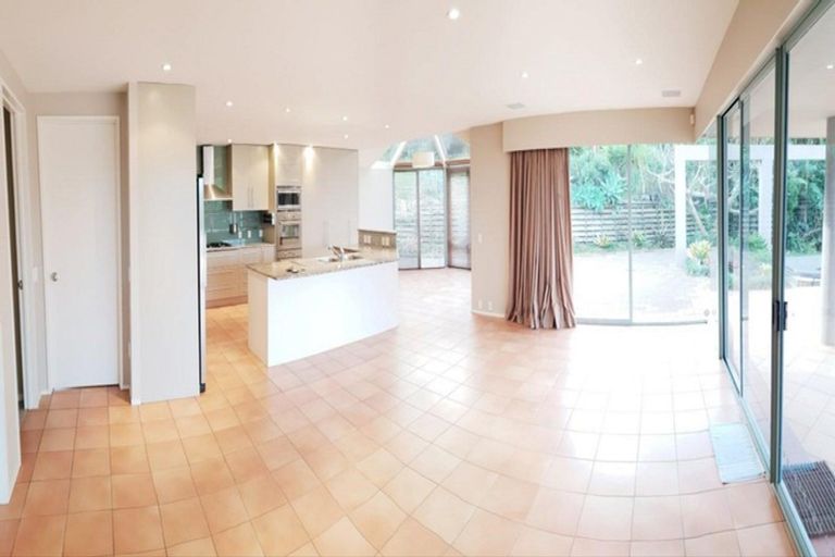 Photo of property in 15 Chisbury Terrace, Shelly Park, Auckland, 2014