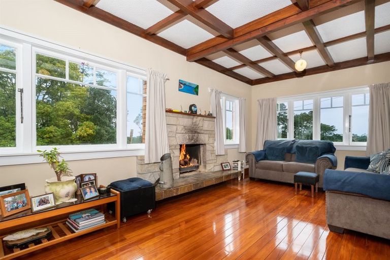 Photo of property in 141 Tawa Road, Kumeu, 0891