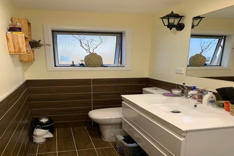 Photo of property in 4 Easton Park Parade, Glenfield, Auckland, 0629