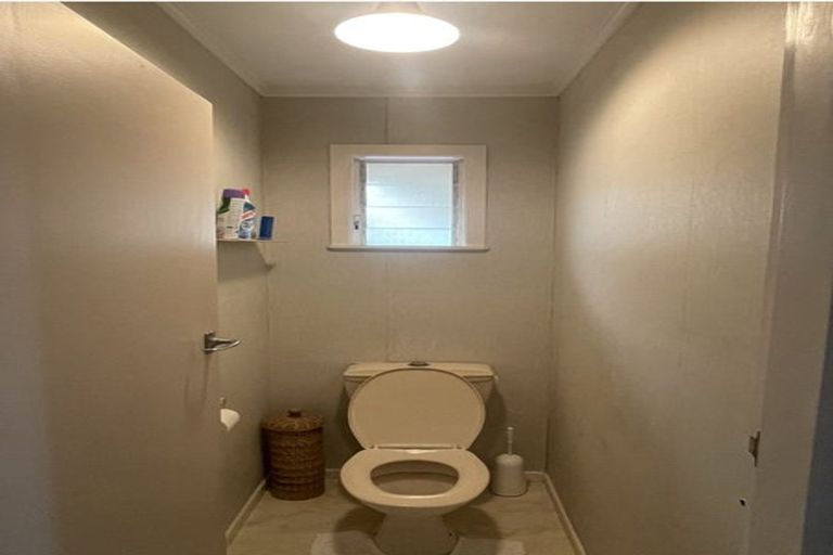 Photo of property in 88 Target Road, Totara Vale, Auckland, 0629