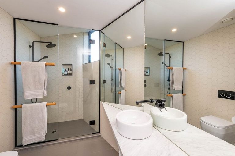 Photo of property in 9 Beacon Point Road, Wanaka, 9305