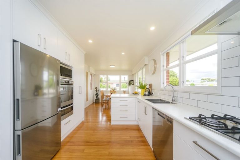 Photo of property in 16 Kapiti Place, Awapuni, Palmerston North, 4412