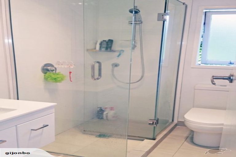 Photo of property in 1/28b Sunnynook Road, Sunnynook, Auckland, 0620