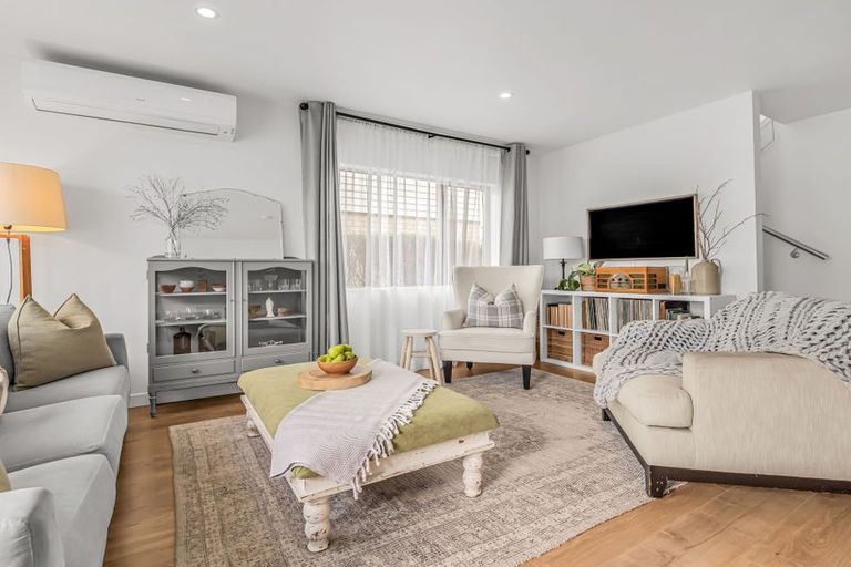 Photo of property in 1 Nga Waka Place, Mangere, Auckland, 2022