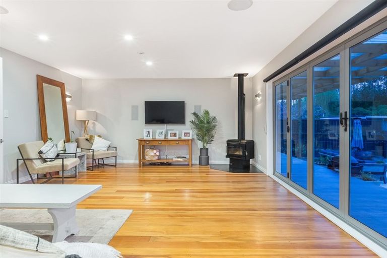 Photo of property in 23 Paekakariki Hill Road, Pauatahanui, Porirua, 5381