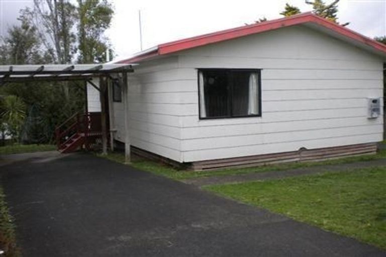 Photo of property in 2/24 Lambrown Drive, Totara Vale, Auckland, 0629