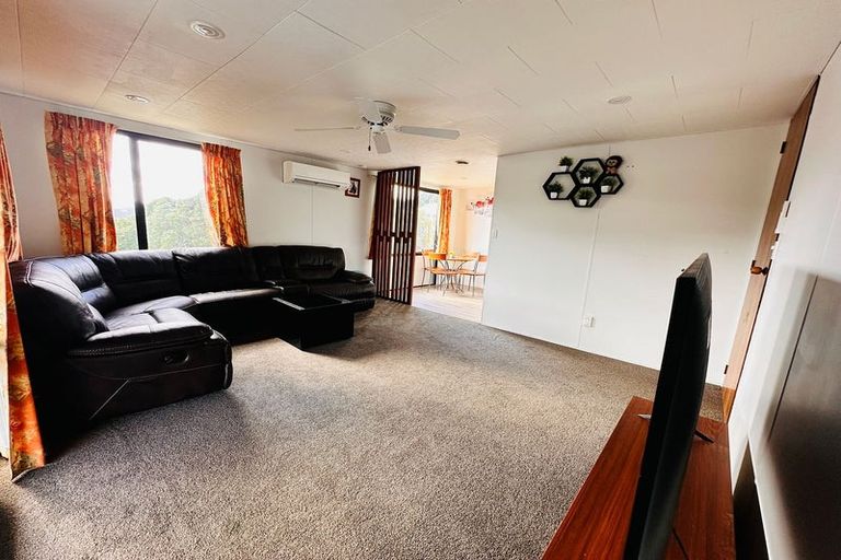 Photo of property in 1 Mcmanaway Grove, Stokes Valley, Lower Hutt, 5019