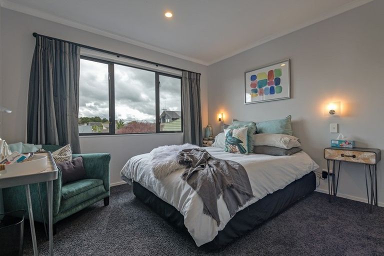 Photo of property in 17 Jensen Street, Hokowhitu, Palmerston North, 4410