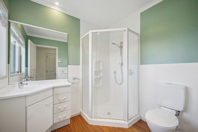 Photo of property in 9 Bennett Grove, Newlands, Wellington, 6037