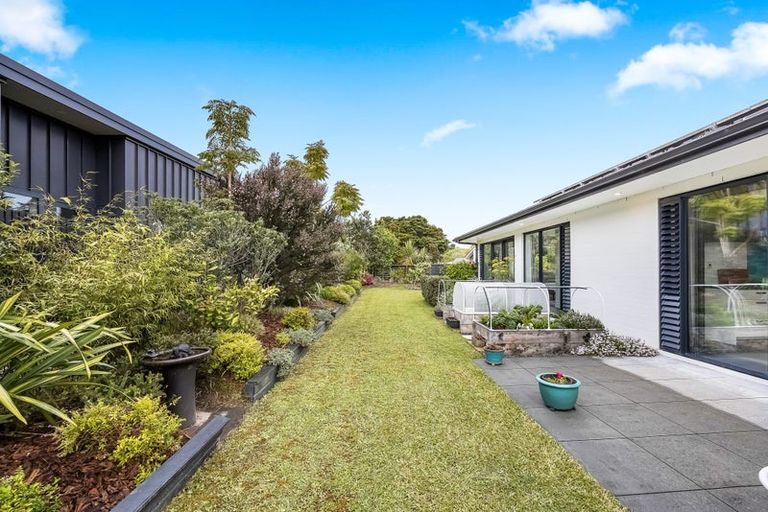 Photo of property in 18 Awanui Crescent, Matakana, 0985
