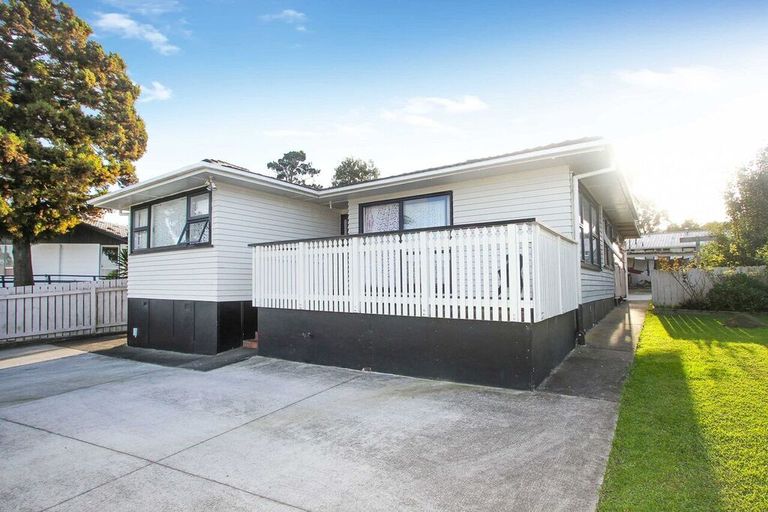 Photo of property in 16 Blue Way, Glendene, Auckland, 0602