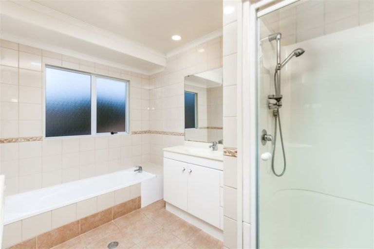 Photo of property in 28 Westminster Gardens, Unsworth Heights, Auckland, 0632