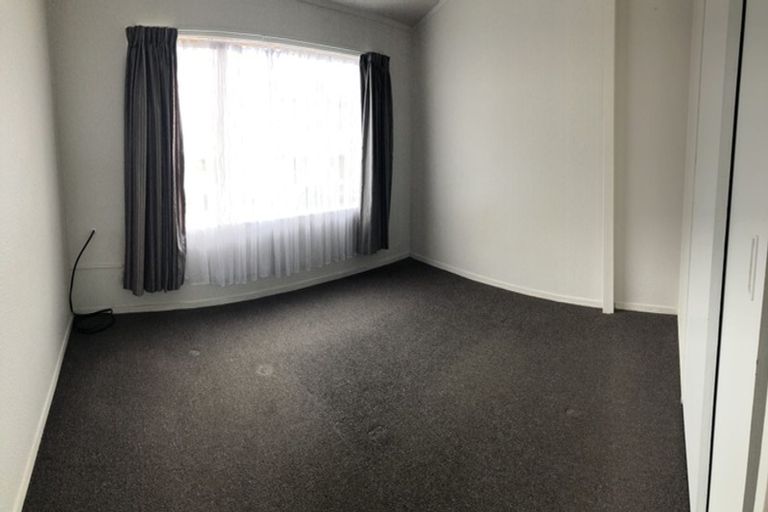 Photo of property in 1/133 Queens Drive, Lyall Bay, Wellington, 6022