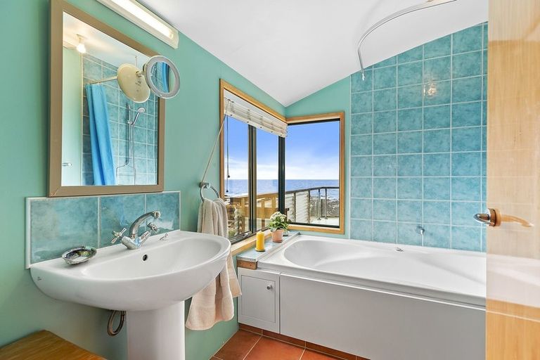 Photo of property in 166 The Esplanade, Houghton Bay, Wellington, 6023