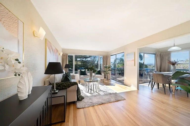 Photo of property in 28 Manhattan Heights, Glendene, Auckland, 0602