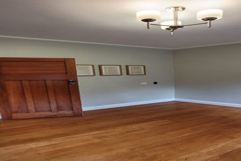 Photo of property in 32 Victoria Road, New Plymouth, 4310