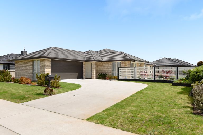 Photo of property in 28 Rainey Crescent, Papamoa Beach, Papamoa, 3118