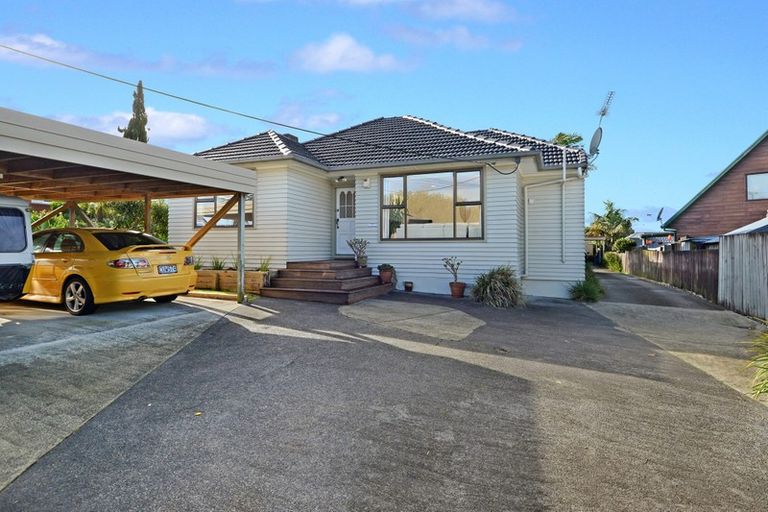 Photo of property in 1/90 Target Road, Totara Vale, Auckland, 0629