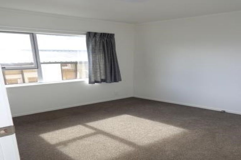 Photo of property in 71 Beaubank Road, Kelston, Auckland, 0602