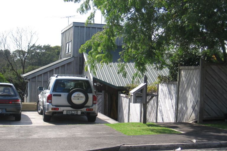 Photo of property in 10 Miraka Place, Birkenhead, Auckland, 0626