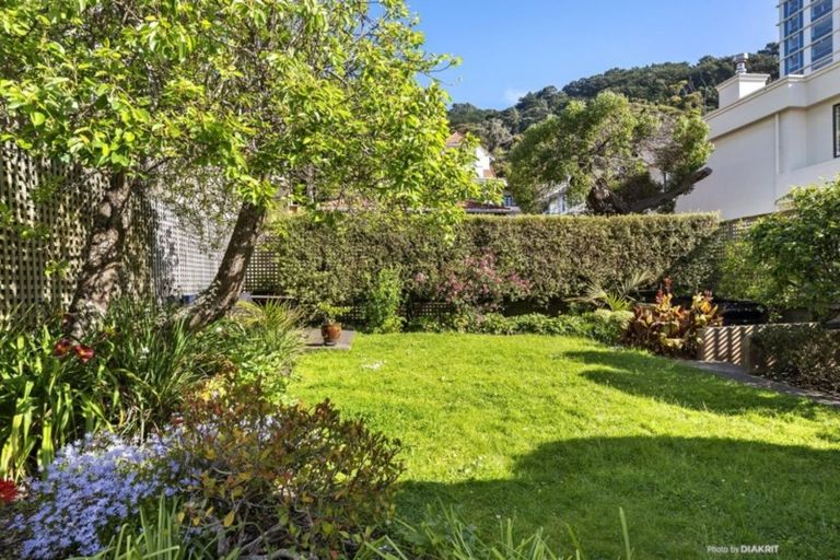 Photo of property in Anscombe Apartments, 212 Oriental Parade, Oriental Bay, Wellington, 6011