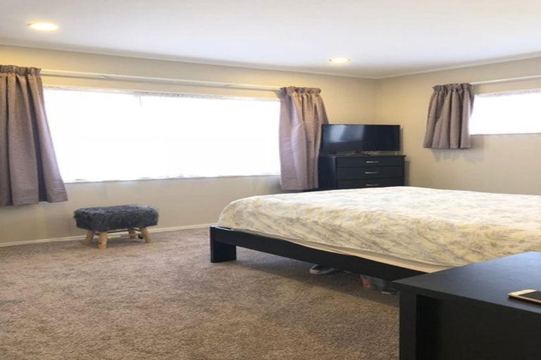 Photo of property in 9 Dalwhinnie Parade, Highland Park, Auckland, 2010