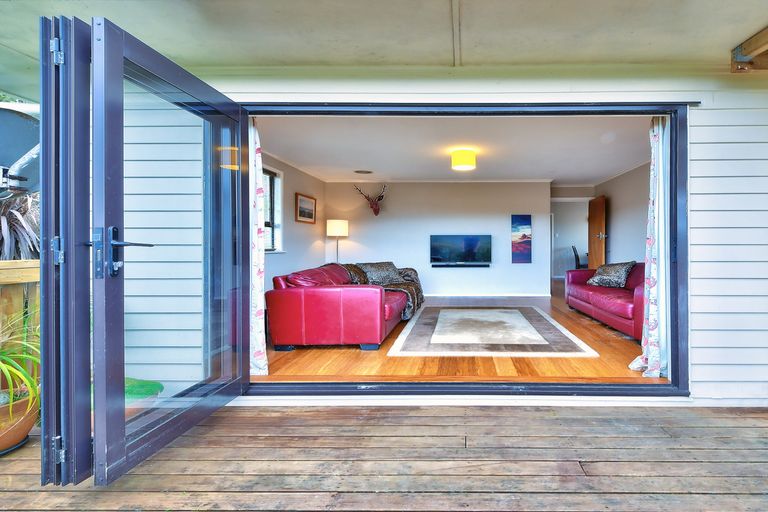 Photo of property in 55 La Rosa Street, Green Bay, Auckland, 0604