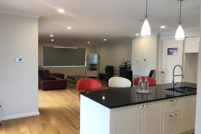 Photo of property in 4 Colliston Rise, Pinehill, Auckland, 0632