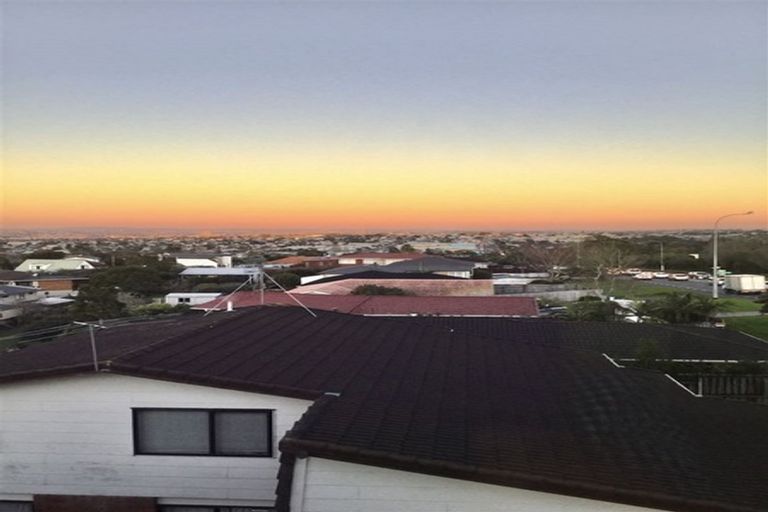 Photo of property in 4223a Great North Road, Glendene, Auckland, 0602