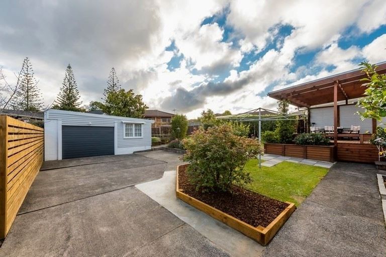 Photo of property in 6 Thornlow Street, Glendene, Auckland, 0602