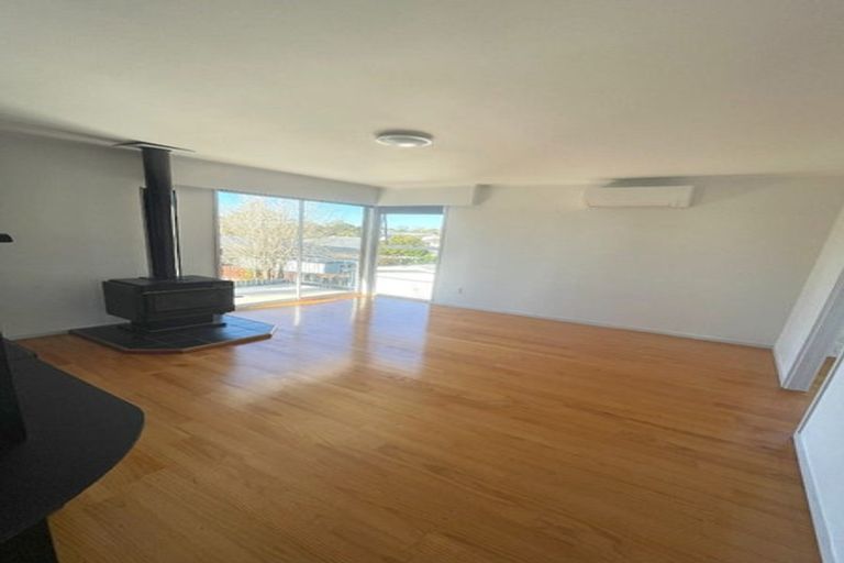 Photo of property in 19 Finlow Drive, Te Atatu South, Auckland, 0610