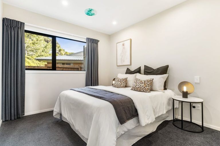 Photo of property in 11 Eugen Place, Bayview, Auckland, 0629